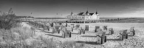 Strand en pier van Ahlbeck op Usedom in zwart-wit.