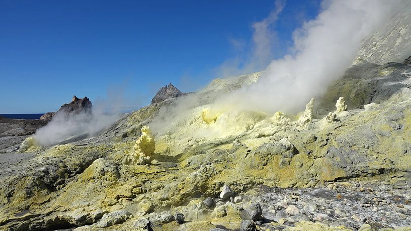 Whakaari oder White Island gelber Schwefel in Neuseeland von Aagje de Jong