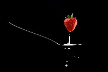 Splash strawberry in milk by shoott photography
