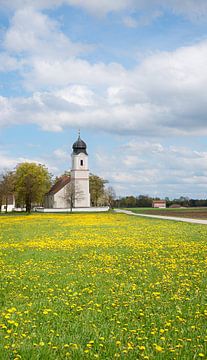landelijk landschap Hohenkirchen, kerk St Leonhard, Hoog-Beieren van SusaZoom