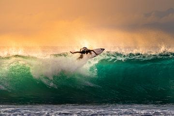 Zonsondergang surfer Bali van Danny Bastiaanse