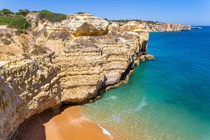 Felsen Berge Strand und blaues Meer auf der Küste in der Algarve Portugal
