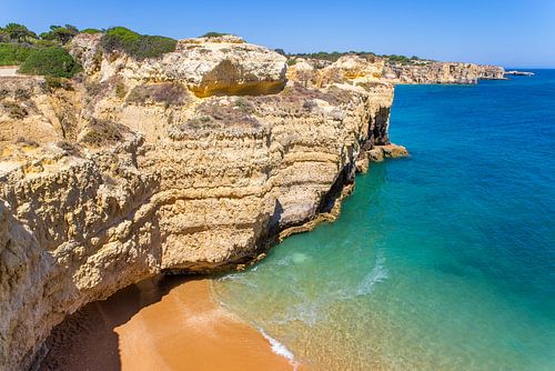 Rotsen, bergen, strand en blauwe zee aan de kust in Algarve Portugal