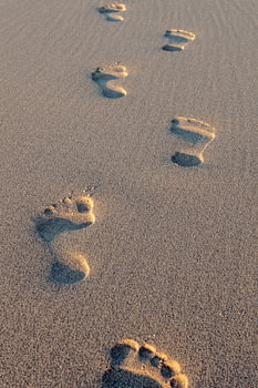 voetstappen in het zand