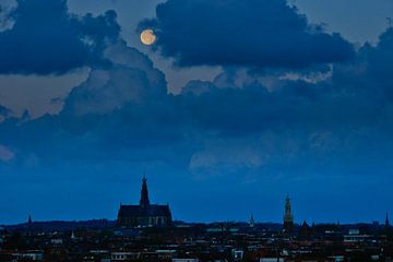 Haarlem met volle maan van Remco van Kampen