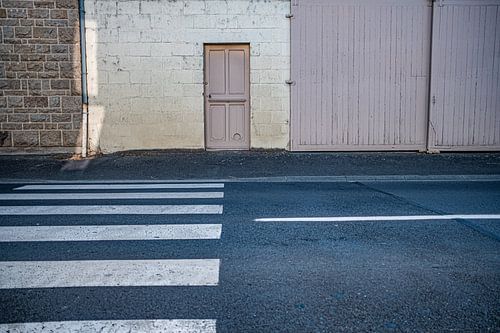 Verstild straatbeeld in Normandië