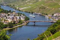 Uitzicht vanaf kasteel Landshut over het Moezeldal en de stad Bernkastel-Kues