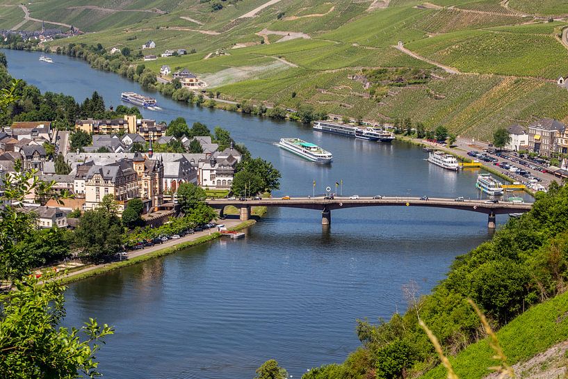 Uitzicht vanaf kasteel Landshut over het Moezeldal en de stad Bernkastel-Kues van Reiner Conrad