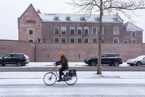 Winters Kasteel Woerden met fietser op de voorgrond van John Verbruggen