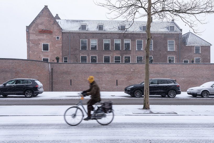Schloss Woerden mit Radfahrer im Vordergrund im Schnee. von John Verbruggen