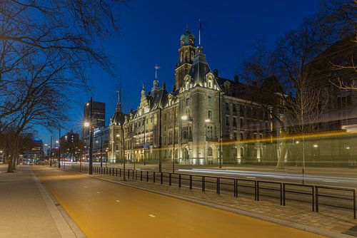 Het stadhuis op de Coolsingel in Rotterdam in de avond