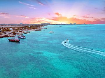 Luchtfoto van Aruba in the Caribbische Zee bij zonsondergang van Eye on You