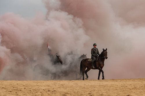 Paarden door de rook, op het schevingse strand