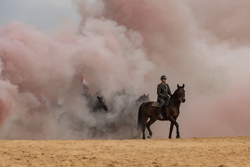 Chevaux à travers la fumée, sur la plage de Scheving par Erik van 't Hof