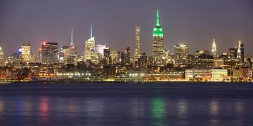 Ligne d'horizon de Midtown Manhattan à New York avec l'Empire State Building en soirée, panorama sur Merijn van der Vliet