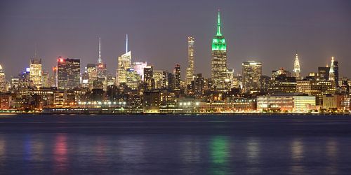 Midtown Manhattan Skyline in New York met het Empire State Building in de avond, panorama