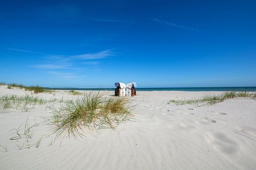zwei weiß-braune Strandkörbe am Strand in Prerow
