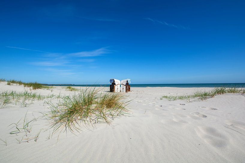 deux chaises de plage blanches et brunes sur la plage de Prerow par GH Foto & Artdesign