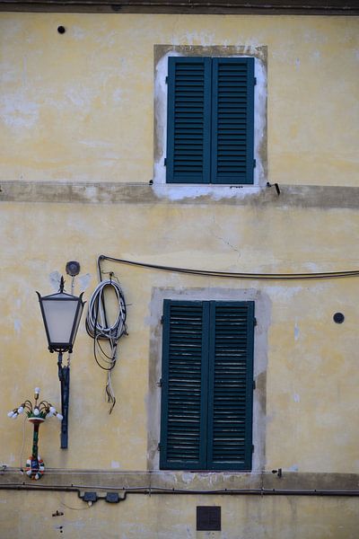Fenster mit Lamellenläden in Siena von Niels van Dijk