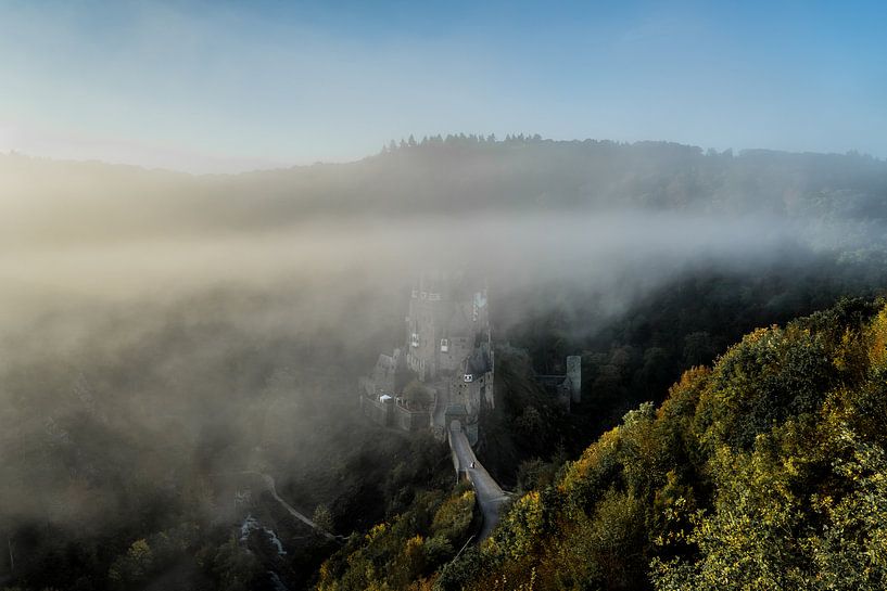 Burg eltz im Nebel von Michael van Dam