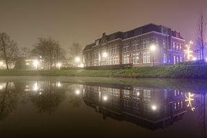 Das Flevogebouw-Gebäude in Zwolle in einer nebligen Winternacht