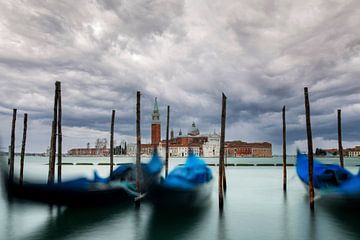 Regenwolk boven Venetië van Ilya Korzelius