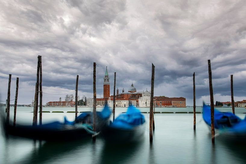 Regenwolke über Venedig von Ilya Korzelius