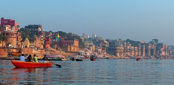 Varanasi: Varanasi vanaf de Ganges von Maarten Verhees