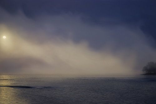 Mist bij zonsopgang boven het meer