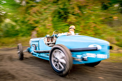 Bugatti Type 45-raceauto op volle snelheid