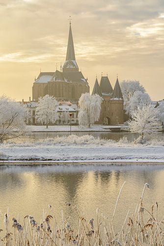 Zicht op Kampen met de Bovenkerk en de Koornmarktspoort aan de IJssel