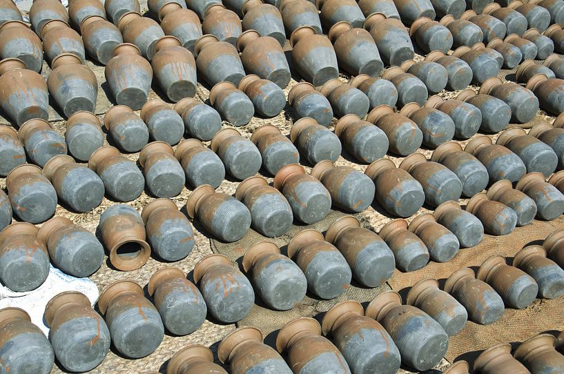 Bodem van pottenBhaktapur, Nepal: Pottenbakkersplein. Symmetrische rijen van traditionele potten van Michael Semenov