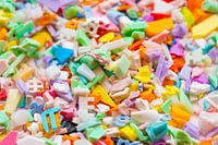 Gekleurd slijpsel van plastic resten