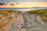 Zonsondergang bij strandopgang