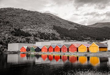 Gekleurde vissershuisjes aan het Storfjord in Stordal Noorwegen van Benjamien t'Kindt