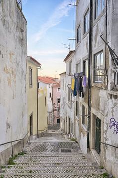 In de steegjes van Alfama - Prachtig Lissabon van Rolf Schnepp