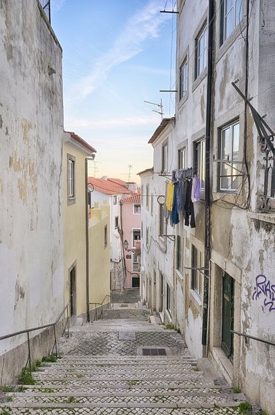 In den Gassen der Alfama - Wunderschönes Lissabon von Rolf Schnepp