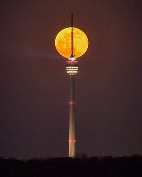 Stuttgart TV-toren met volle maan van Keith Wilson Photography