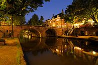 De Oudegracht met de Smeebrug in Utrecht van Donker Utrecht thumbnail