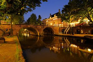 De Oudegracht met de Smeebrug in Utrecht van Donker Utrecht