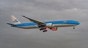 KLM Boeing 777-300 (PH-BVO) kurz vor der Landung.