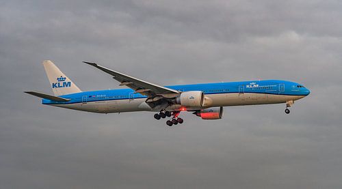 KLM Boeing 777-300 vlak voor landing.