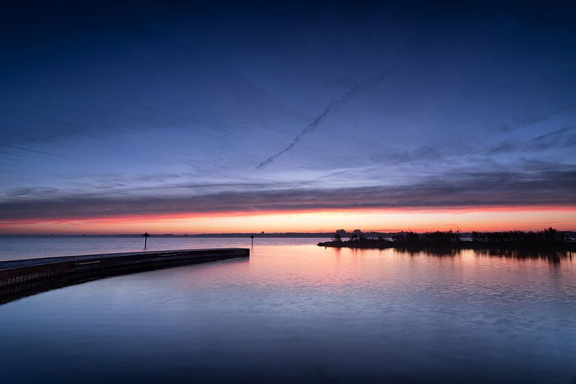 Zonsopkomst boven meer van Jos Reimering