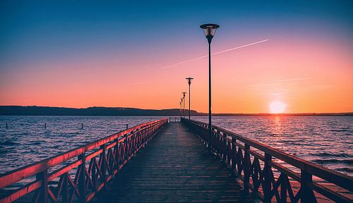Voetgangersbrug bij het meer van Zarnowitz in Polen op een warme zomeravond