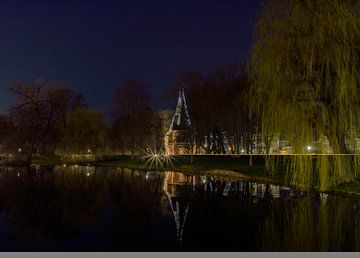 Oude stad reflecteert in het water von Michel Knikker