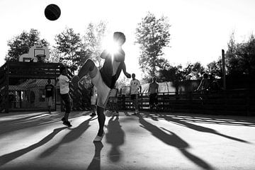 Fußball auf einem Platz von Art by Fokje