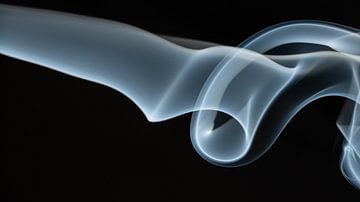 16x9 Querformatbild von Rauch auf schwarzem Hintergrund von Erik Tisson