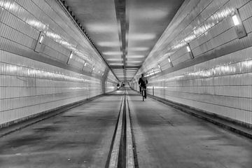 Fietstunnel onder de Maas in Rotterdam van Don Fonzarelli