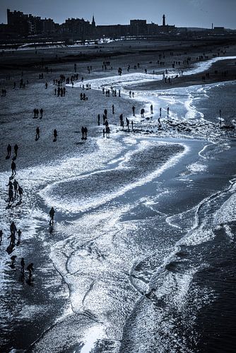 Silhouetten langs de kustlijn bij Scheveningen