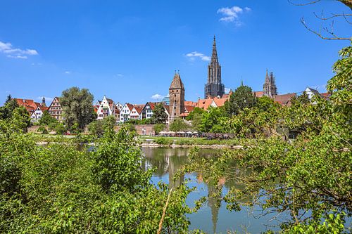 Baden-Württemberg : Panoramisch uitzicht op Ulm met de Ulmer Dom en de Donau